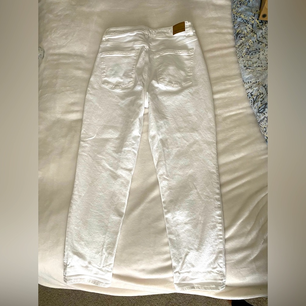 American Eagle women’s white straight leg jeans size 10